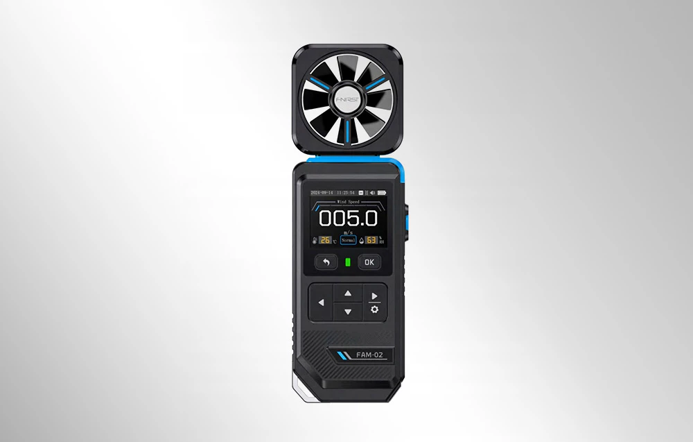 Anemometrul FNIRSI FAM-02 cu rotor negru și ecran color, vedere frontală centrală pe un fundal gri
