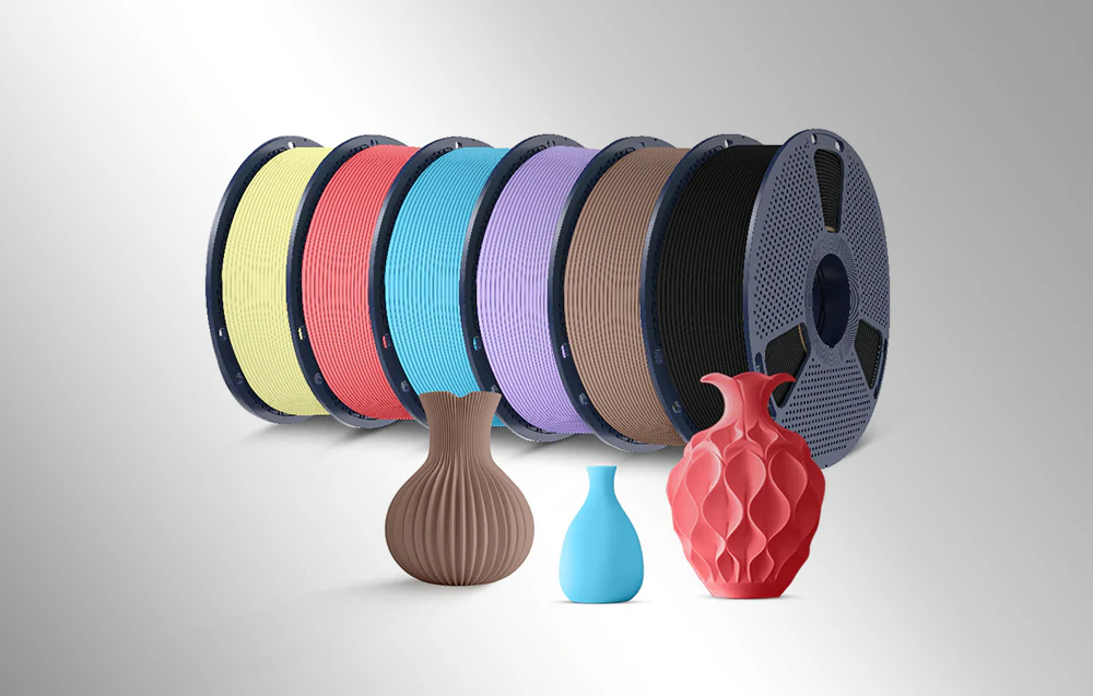 Mai multe bobine colorate de țesătură aliniate în spatele a trei vaze decorative de diferite forme.