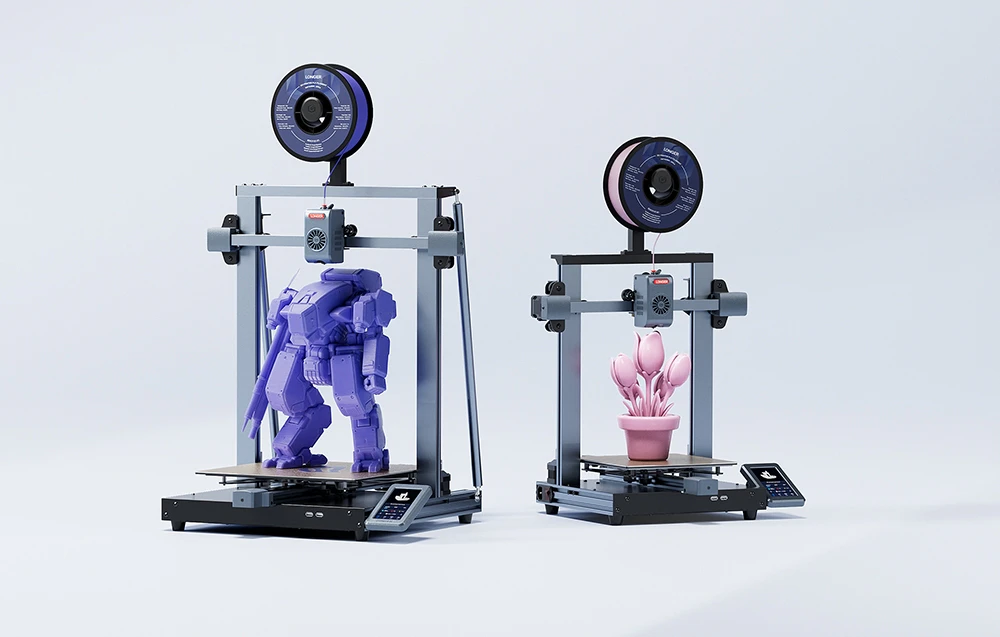 Două imprimante gri așezate una lângă alta pe un fundal alb, afișând modele finite ale unui robot violet și ale unei flori roz.