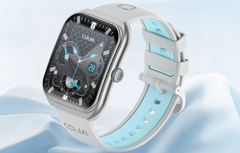 Smartwatch Colmi argintiu cu curea albă și albastră.