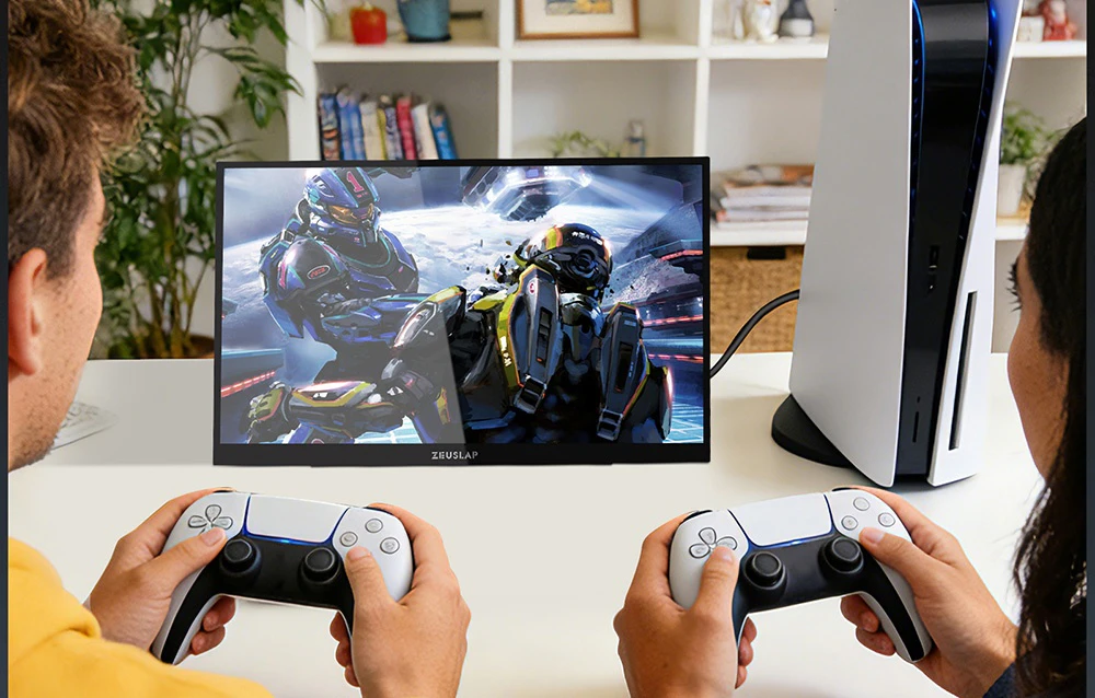 Două persoane se joacă pe o consolă PlayStation 5, folosind un monitor ZEUSLAP ca ecran extern