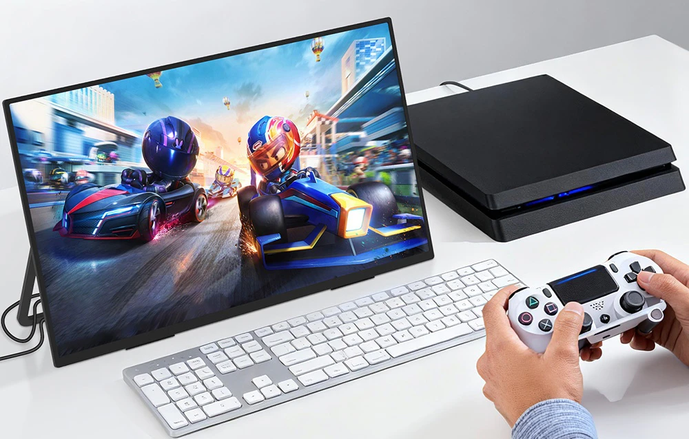 Un monitor portabil conectat la o consolă PlayStation 4, afișând un joc dinamic de curse de karting