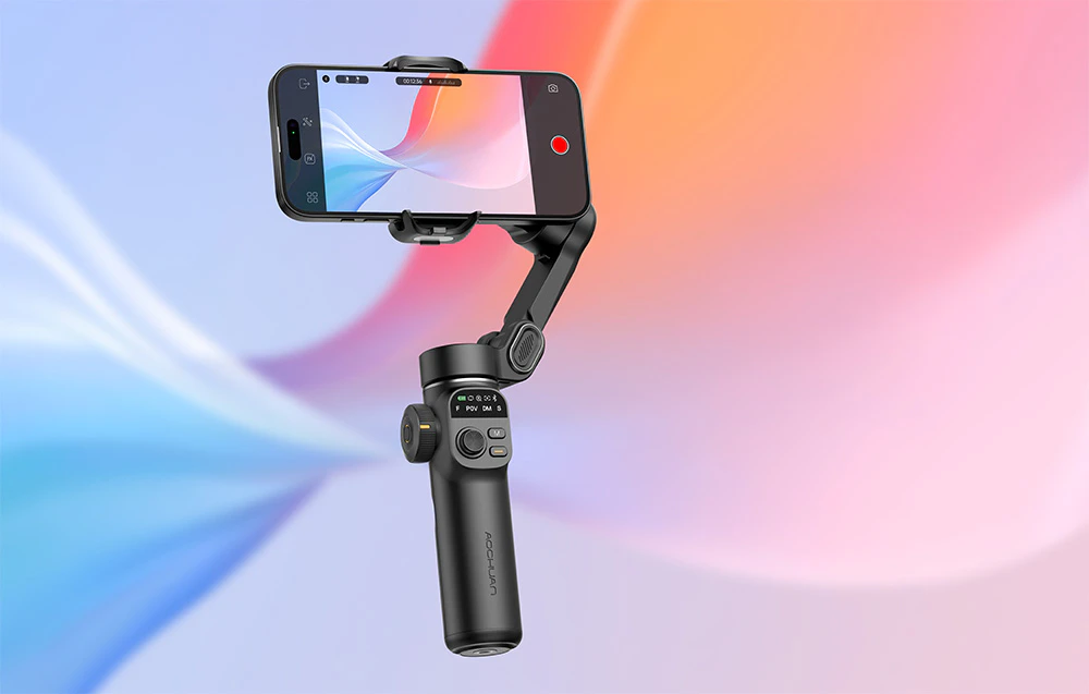 Un gimbal pentru smartphone fotografiat dintr-un unghi diferit pe un fundal colorat cu gradient.