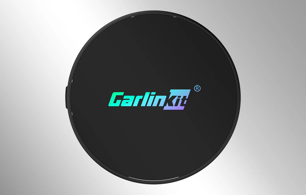 Adaptor wireless Carlinkit negru pe fundal gri.
