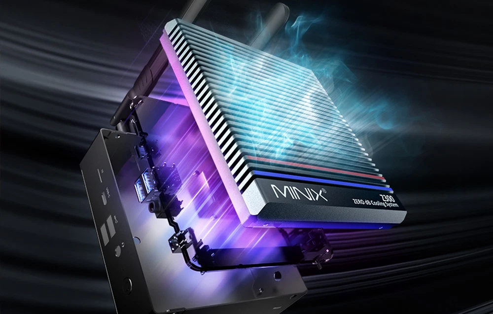 Mini PC Minix negru cu radiator și placă de circuit expusă pe un fundal întunecat