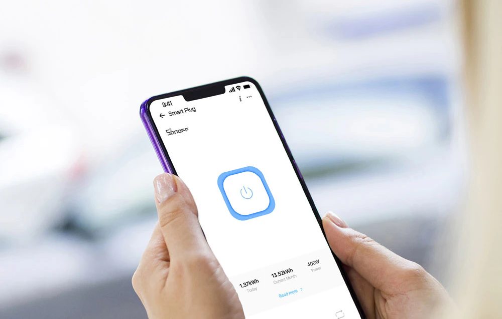 Prim plan al unui smartphone cu aplicația Sonoff pentru controlul de la distanță al prizei inteligente
