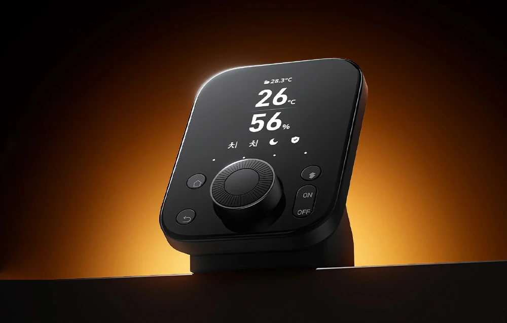 Telecomandă SwitchBot Hub 2 neagră cu afișaj pentru temperatura de 26°C și umiditatea de 56% pe suport