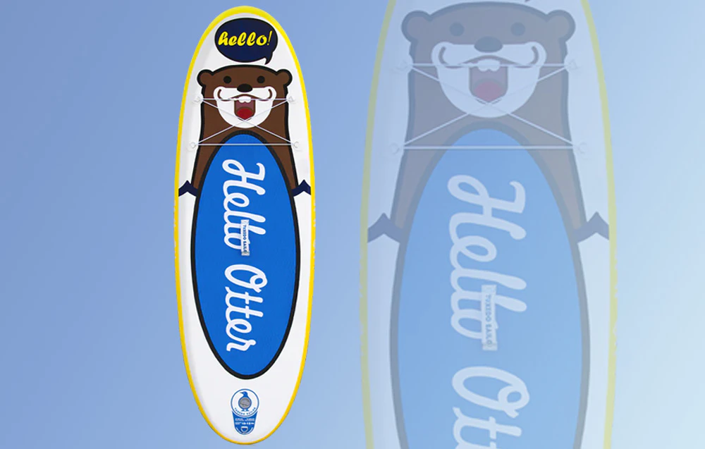 Placă de surf colorată pentru copii pe fond albastru