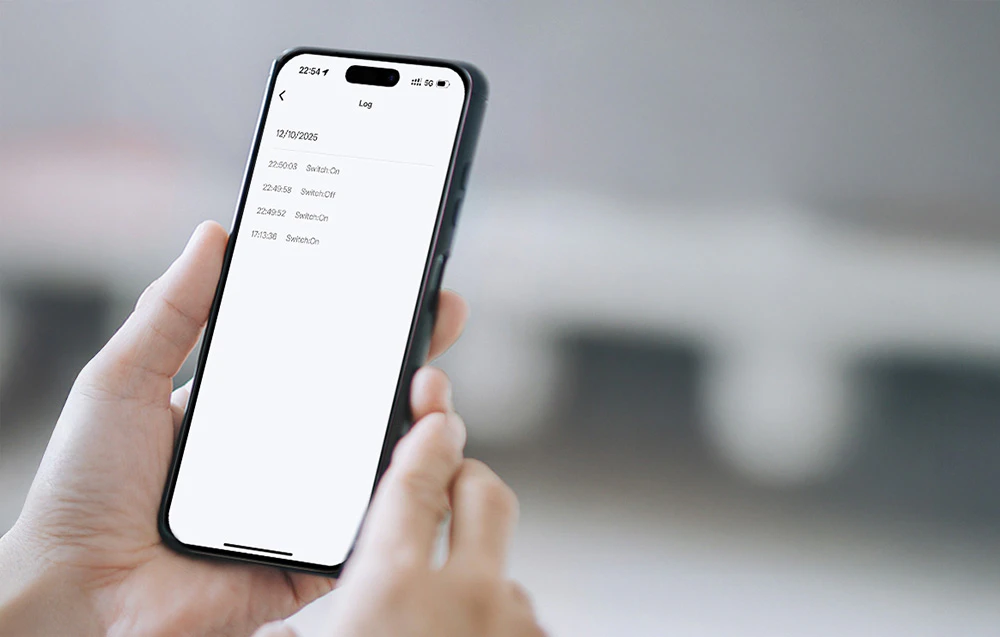 Prim-plan al unui smartphone cu o aplicație care afișează istoricul pornirii și opririi comutatorului inteligent.