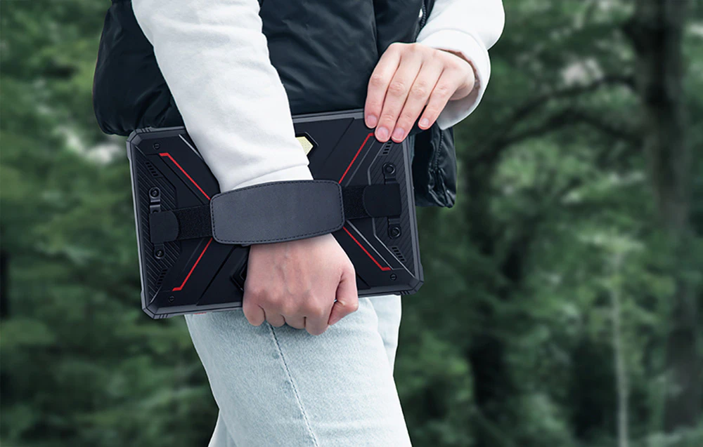 O persoană ținând o tabletă Hotwav în mână, cu o pădure în fundal