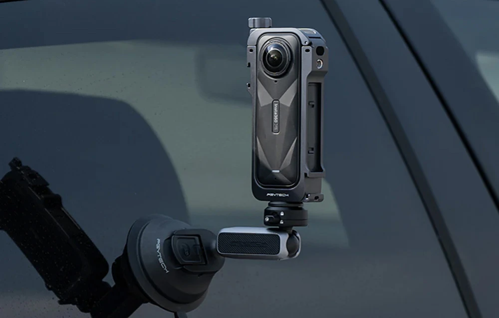Camera Insta360 în carcasă PGYTECH fixată pe geamul mașinii cu ajutorul unui suport special.
