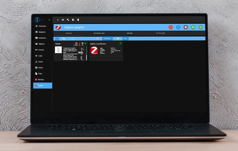 Un laptop pe care a fost descărcat software-ul adaptorului Zigbee