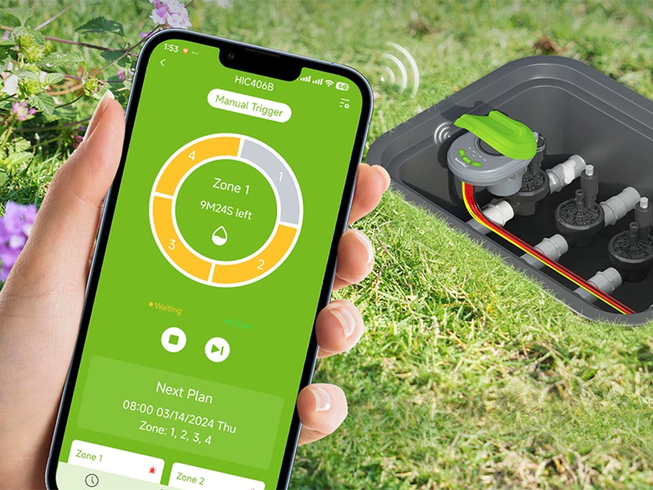 Aplicație pentru smartphone care arată zona activă de aspersoare lângă controlerul RainPoint montat în cutie.