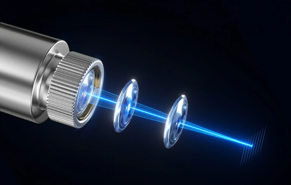 Vizualizarea razei laser care trece prin sistemul de lentile din modulul laser