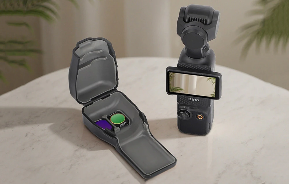 imagine38.jpg: Camera DJI Pocket cu ecran oglindit alături de o husă deschisă cu două filtre ND/PL color