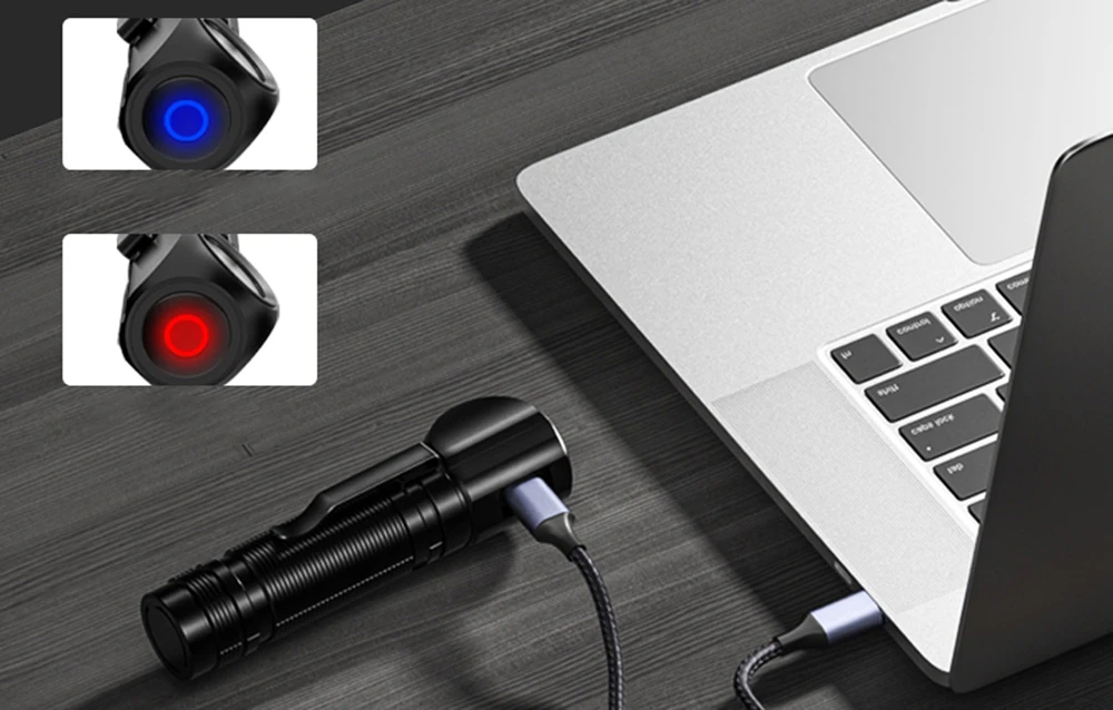 Lanternă neagră cu cablu USB conectată la laptop, cu pictograme care afișează lumină albastră și roșie
