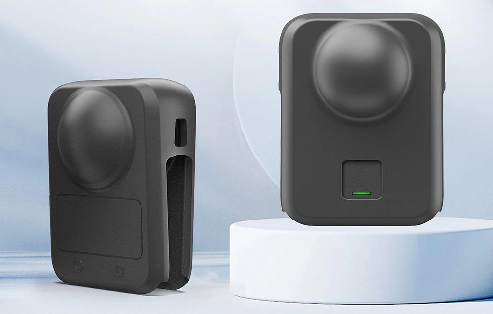 Două huse din silicon pentru camera 360°, amplasate pe un fundal luminos; una cu un LED indicator vizibil.