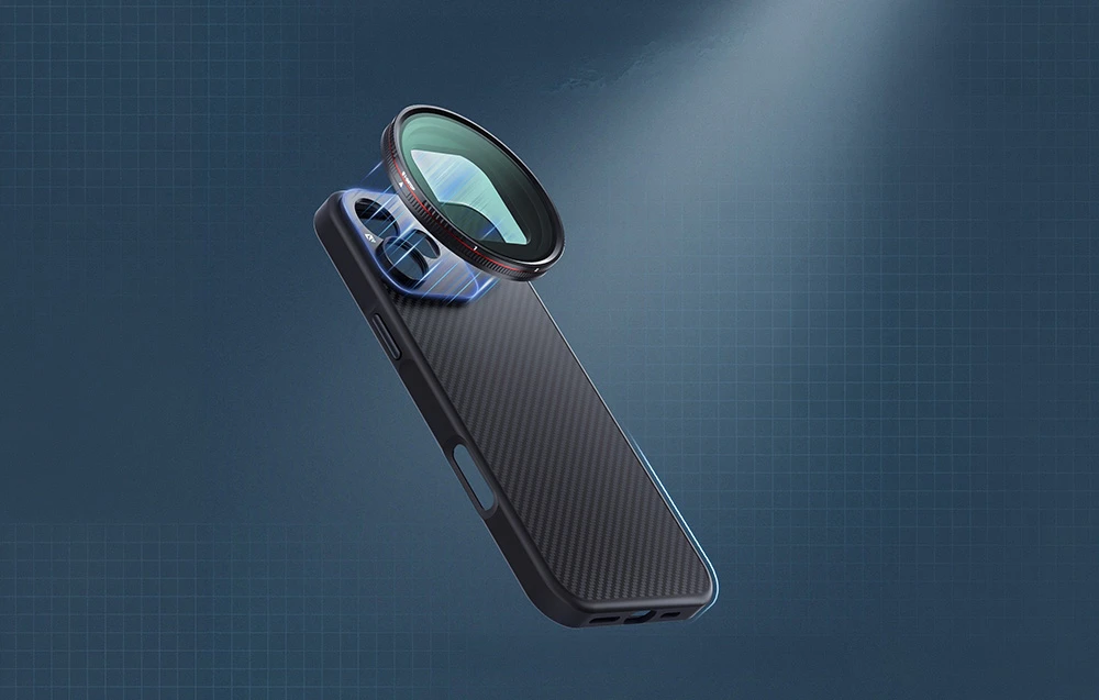 Husă din fibră de carbon pentru iPhone 16 cu un filtru rotund de fotografie montat pe obiectiv