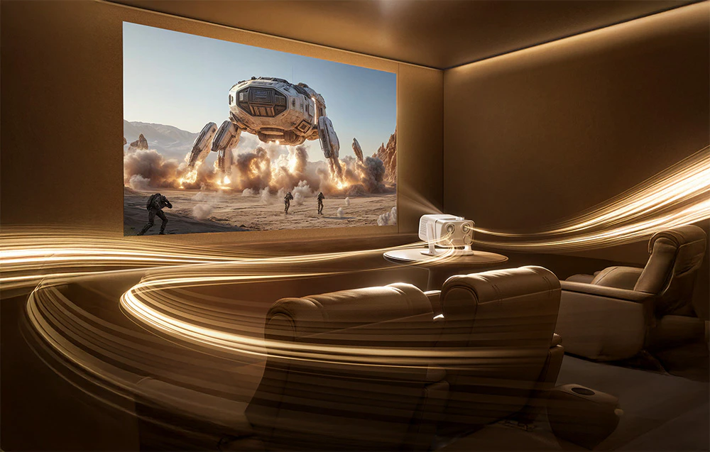 Interiorul unui home theater cu două fotolii, unde un proiector afișează pe perete o scenă cu un robot futurist care merge în deșert