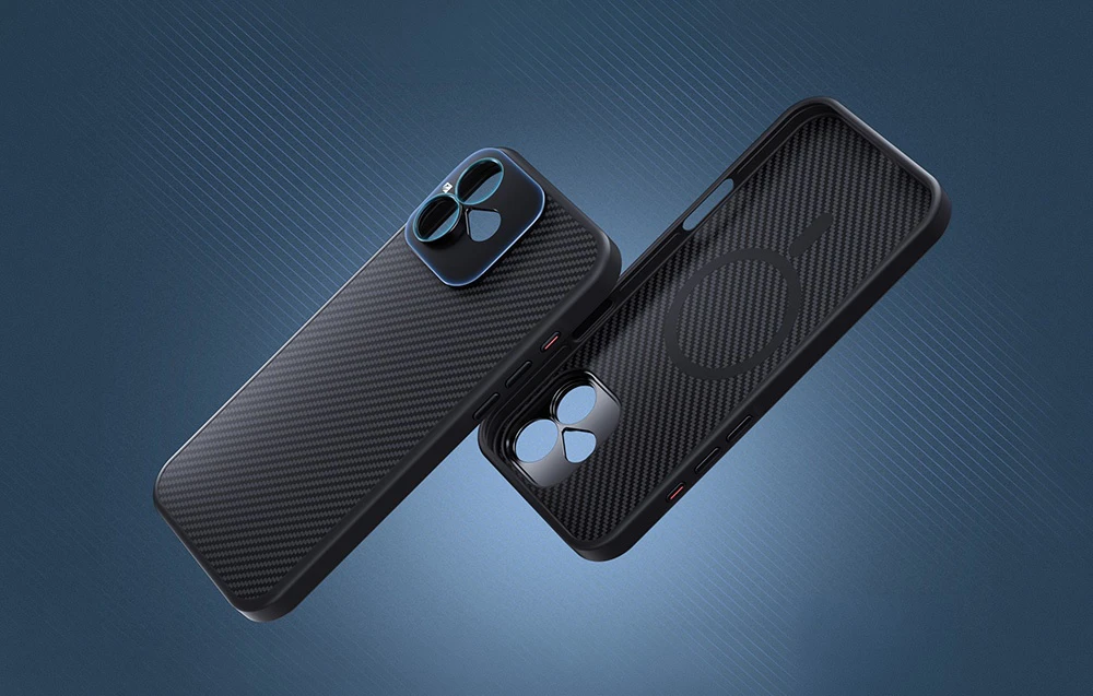 Două huse din fibră de carbon pentru iPhone 16 prezentate dintr-un unghi diferit — una din profil, cealaltă arătând interiorul cu MagSafe