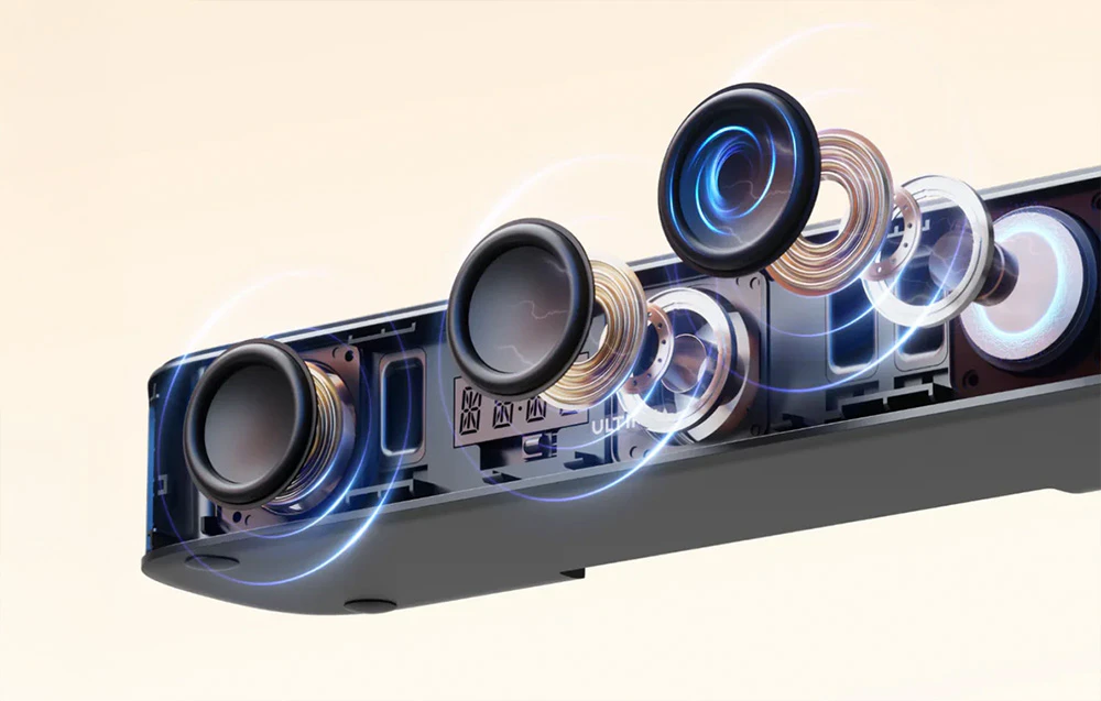 Patru difuzoare, bară de sunet, subwoofer și smartphone așezate pe platforme albe