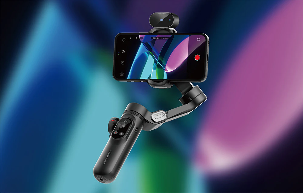 Un gimbal cu un smartphone în modul de înregistrare video, cu interfața vizibilă pe ecran, pe un fundal abstract și colorat.