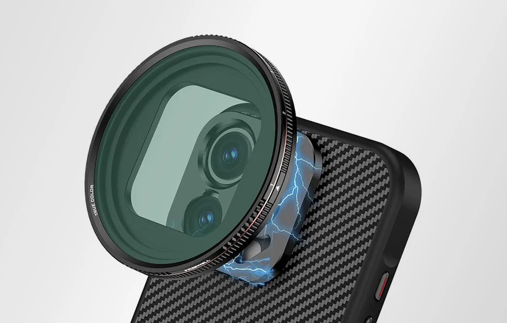 iPhone într-o husă cu model de carbon, cu un filtru fotografic mare și întunecat atașat magnetic.