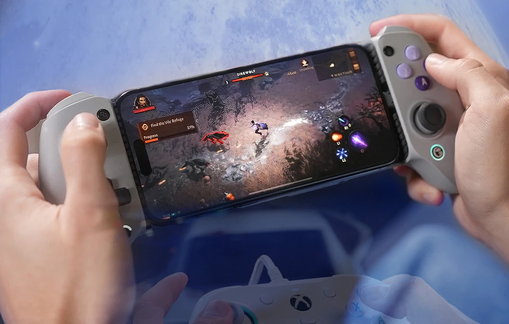 Controler ținut în mână cu smartphone-ul conectat și jocul afișat pe acesta