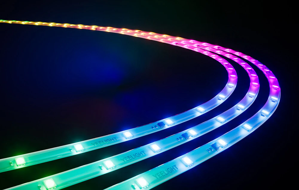 Bandă LED Yeelight colorată pe un fundal negru