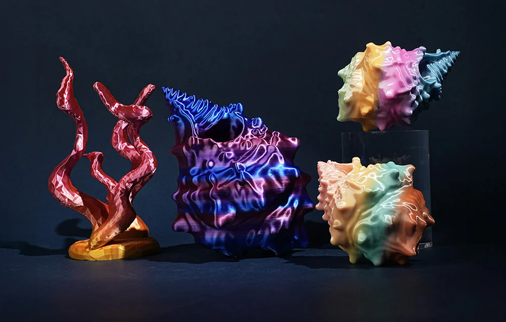Imprimări 3D artistice cu efect curcubeu multicolor pe fundal întunecat