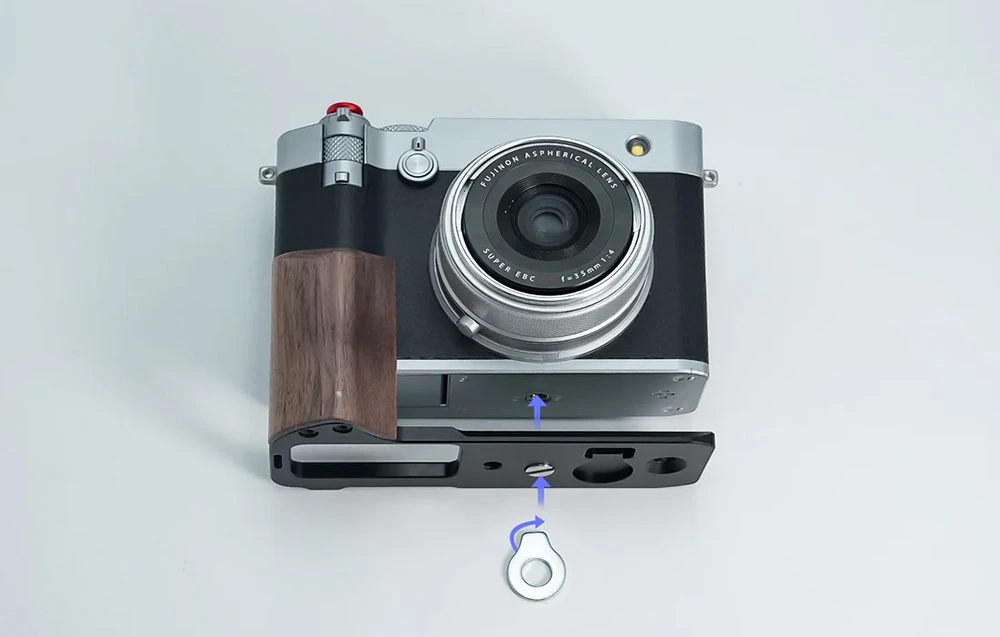 Aparat foto Fuji cu L-Bracket pe fundal gri.