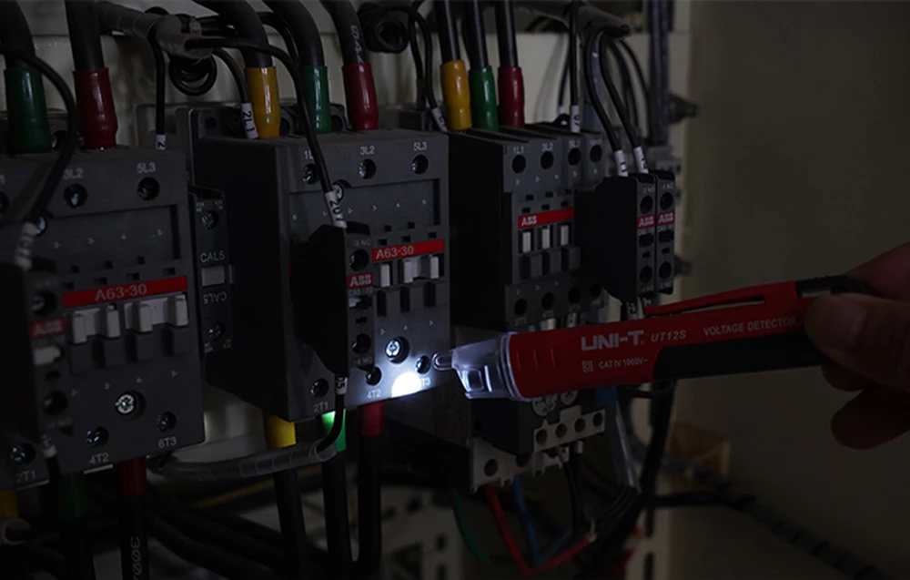 Detector de tensiune fără contact pentru verificarea tensiunii într-un dulap electric.