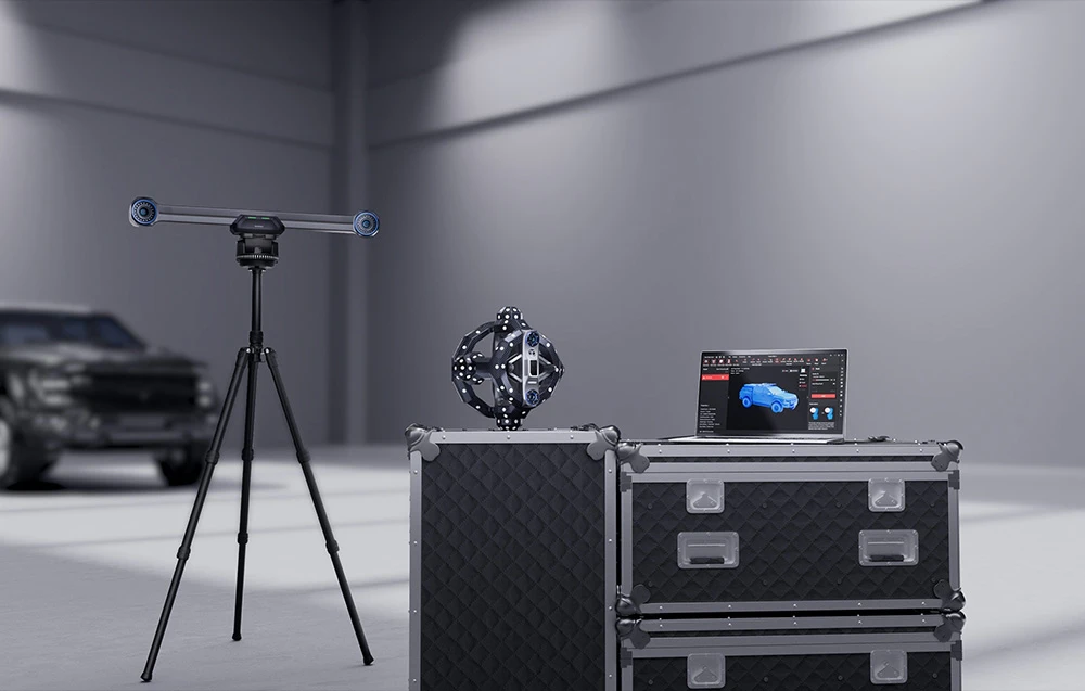 Kit de scanare 3D cu tracker, scaner pe trepied și laptop cu modelul 3D al mașinii în cameră luminată