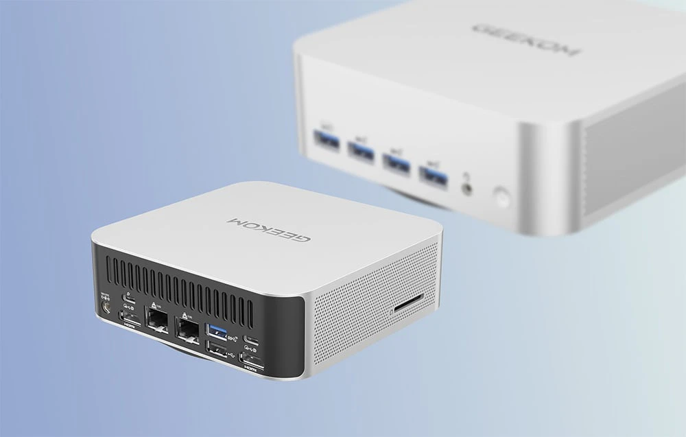 Computer GEEKOM așezat cu spatele la cameră, în spatele său se află același model mărit și estompat