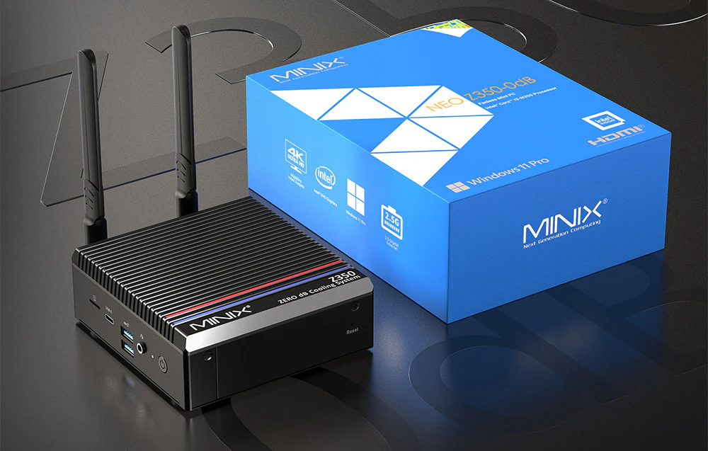 Mini PC Minix pe fundal gri, lângă cutia albastră a produsului.