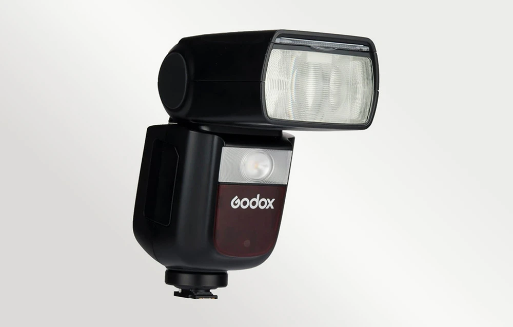 Blițul Godox V860III-S pentru camerele Sony, vedere laterală a capului rotit și a panoului LED