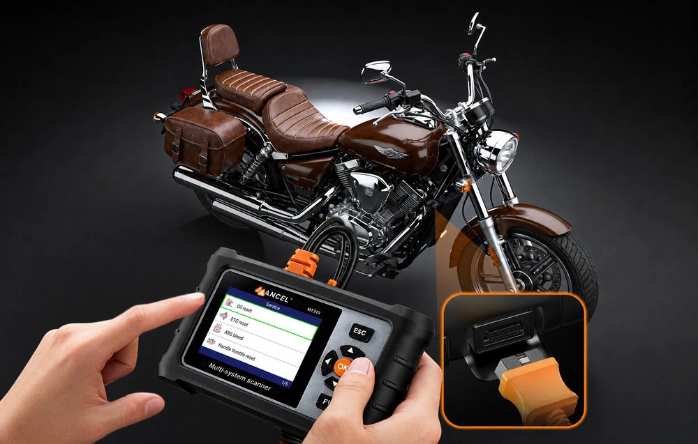 Scanerul de diagnosticare Ancel MT310 ținut în mână, conectat la un port al unei motociclete maro