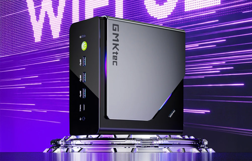 Un computer vertical miniatural negru cu logo-ul GMKtec, trei porturi USB și un buton de alimentare pe panoul frontal