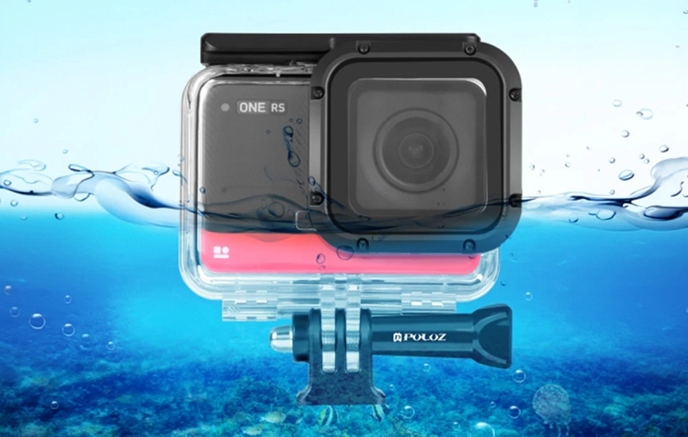 Carcasă impermeabilă Puluz Insta360 One RS 4K Edition cu camera în interior, pe jumătate scufundată în apă