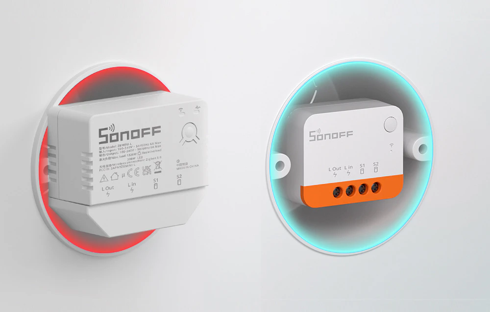 Două module Sonoff ZBMINI Extreme montate în cutii încastrate cu iluminare din spate, vedere din spate și din față