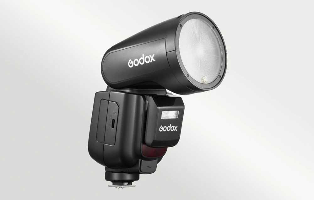 Blițul Godox V1Pro C cu cap rotund și un modul suplimentar atașat în față