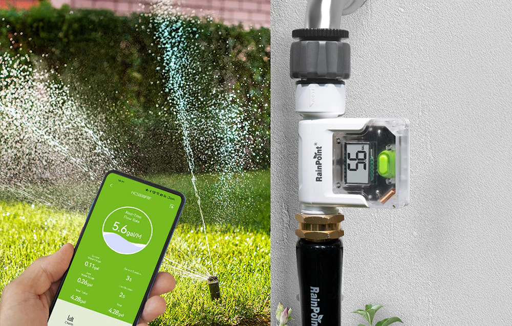 În stânga, un smartphone cu aplicația RainPoint care monitorizează consumul de apă; în dreapta, un contor montat pe un robinet