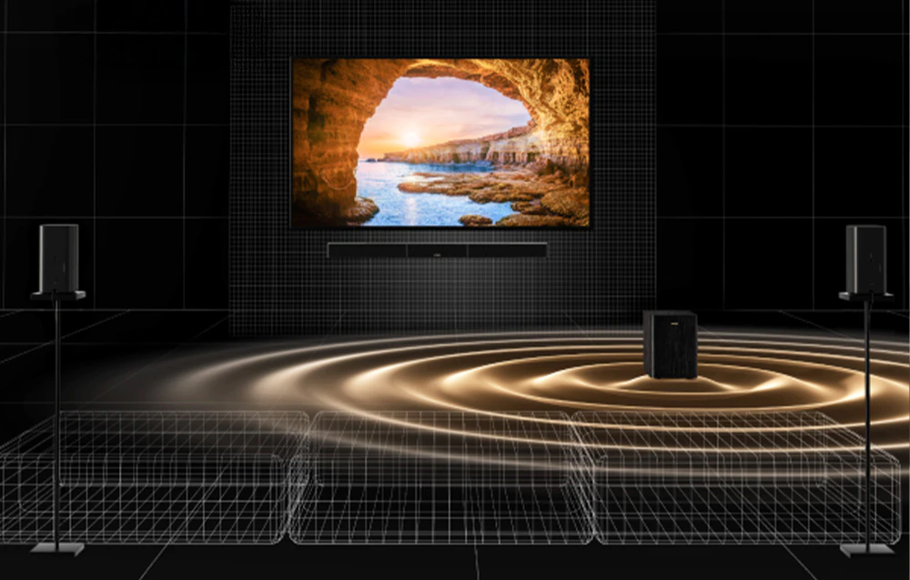 Sistem home theater cu o bară de sunet care emite unde sonore în fața televizorului.