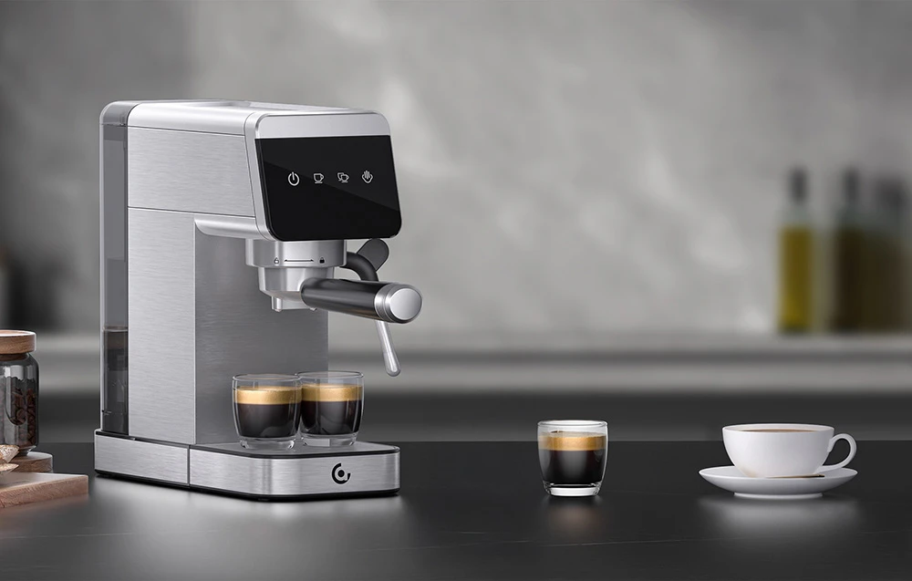 Mașină de espresso care prepară două cești de cafea așezate pe tava de scurgere