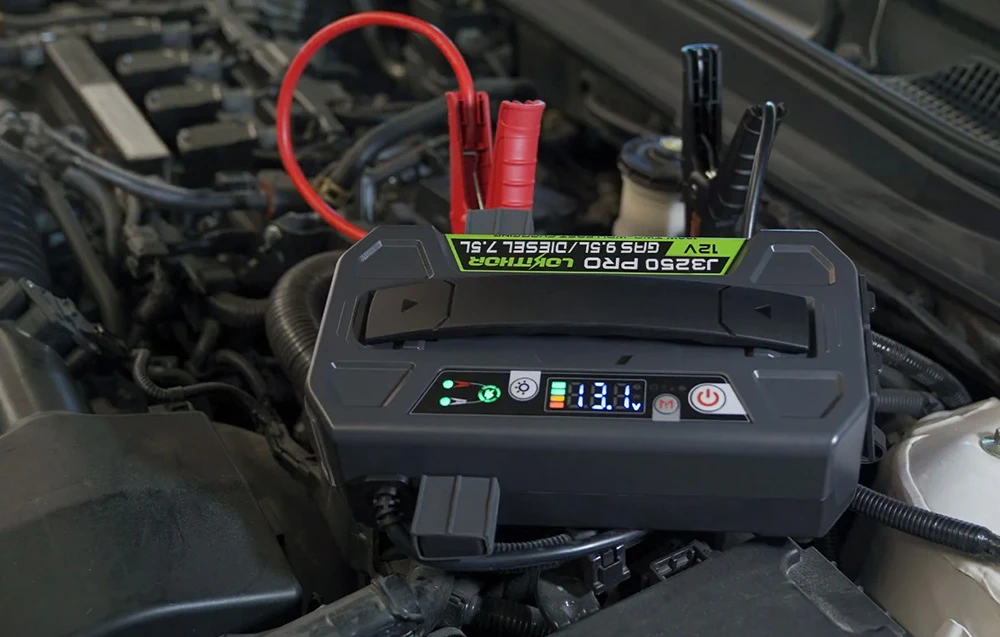 Lokithor J3250 Pro conectat prin cleme la bateria de sub capota unei mașini.