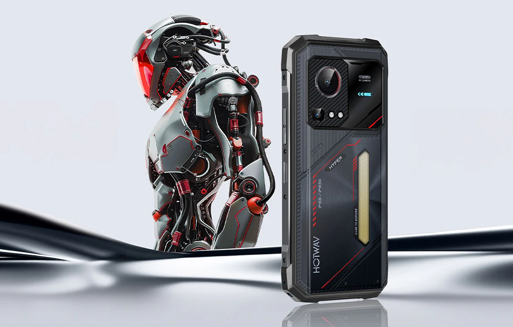 Un robot modern stând lângă un smartphone HOTWAV, subliniind designul futurist și durabilitatea dispozitivului.