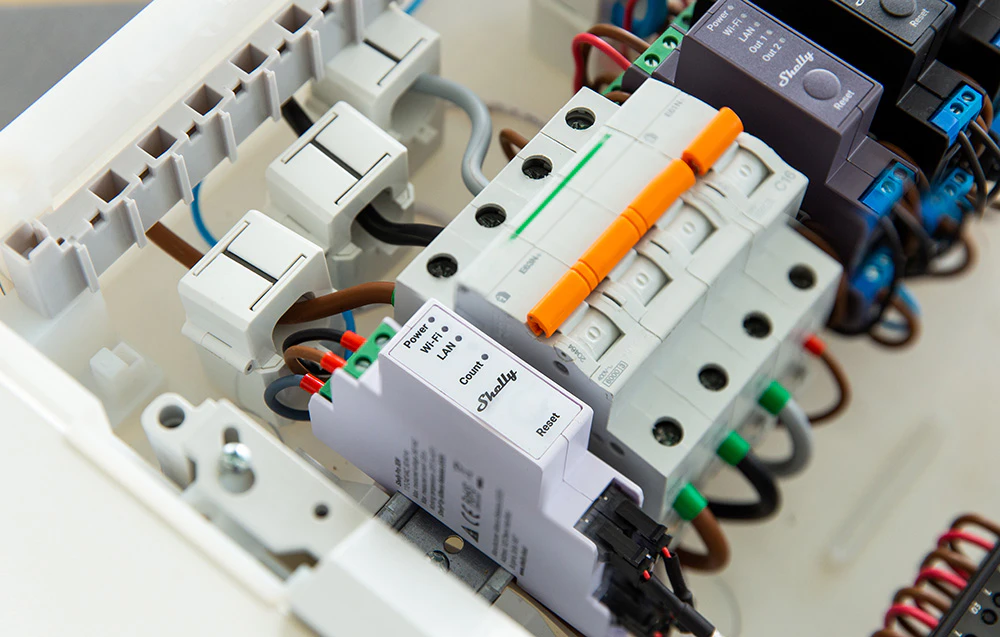Componente ale panoului electric, inclusiv releul inteligent Shelly Pro, întrerupătoare de circuit și cablaj.