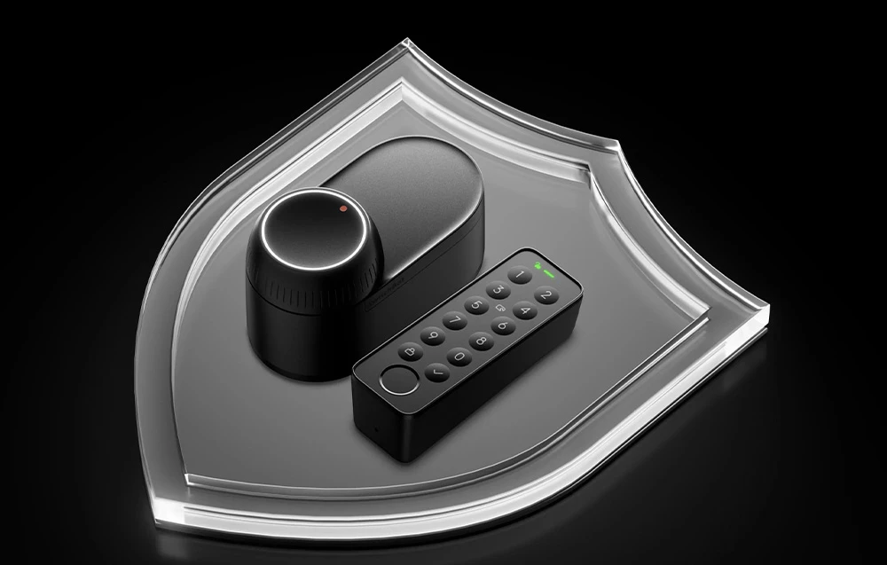 Încuietoare SwitchBot și telecomandă pe un scut transparent în formă de stemă simbolizând securitatea