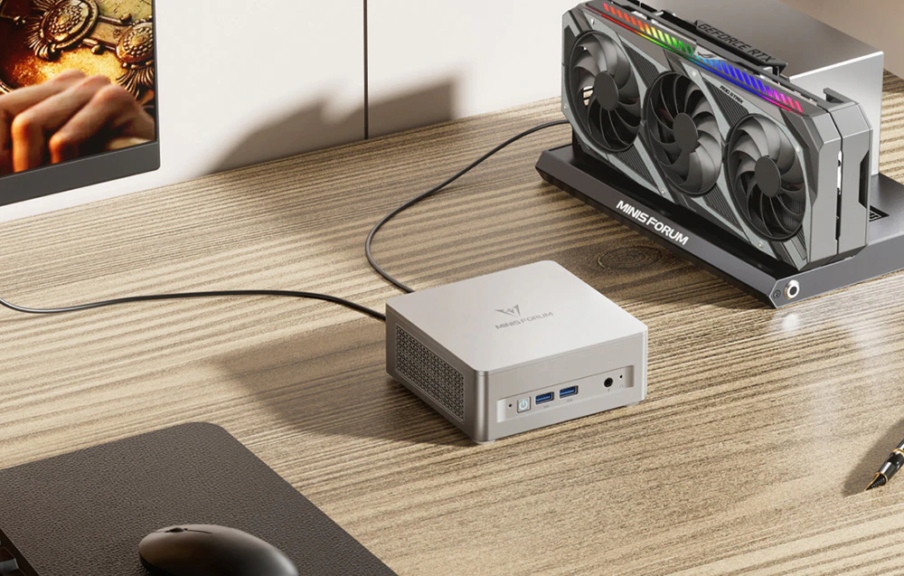 mini PC alb pe un birou lângă alte dispozitive