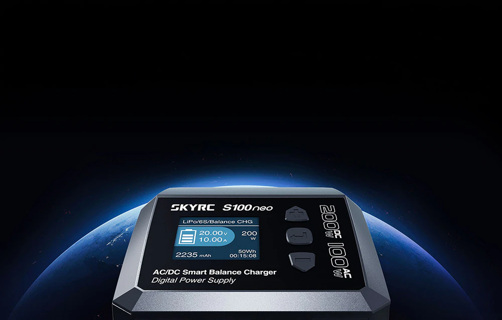 Încărcătorul SKYRC S100neo pe fundalul Pământului văzut din spațiu.